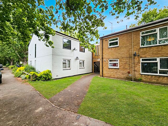 2 Bedroom Flat For Sale In Dundee Close, Cambridge, CB4
