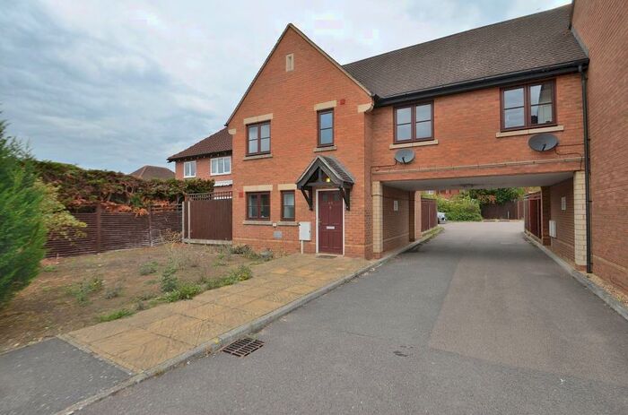 3 Bedroom Link Detached House To Rent In Lichfield Down, Walnut Tree, MK7