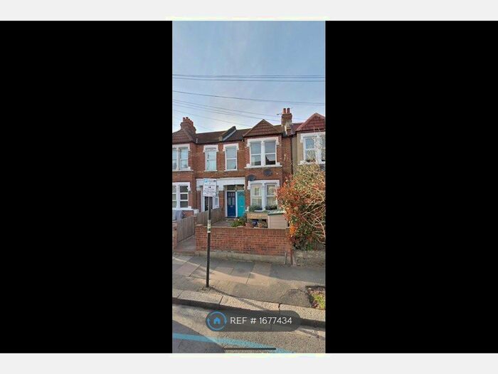 3 Bedroom Flat To Rent In Tooting, London, SW17