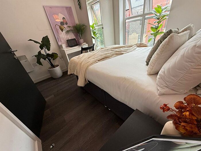 6 Bedroom Flat To Rent In Hyde Terrace, Leeds, LS2