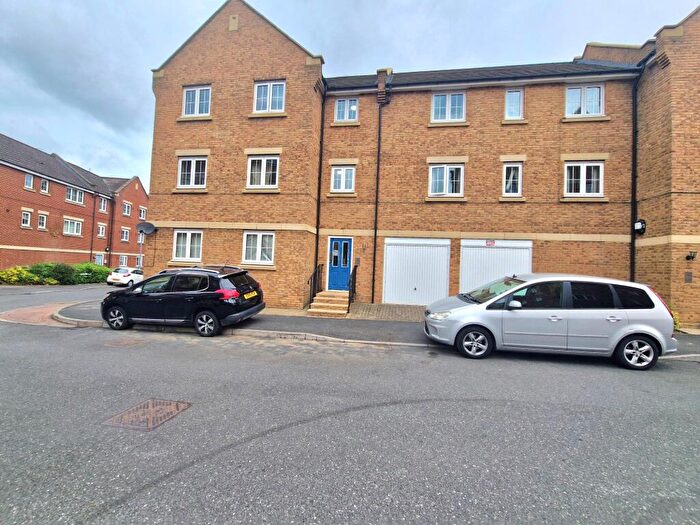 2 Bedroom Flat To Rent In Bramley Court, Dunstable, LU5
