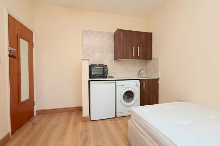 Studio To Rent In College Close, London N18