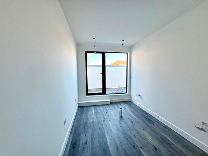 5 Bedroom Semi-Detached House To Rent In Ivy Road, Hounslow, TW3