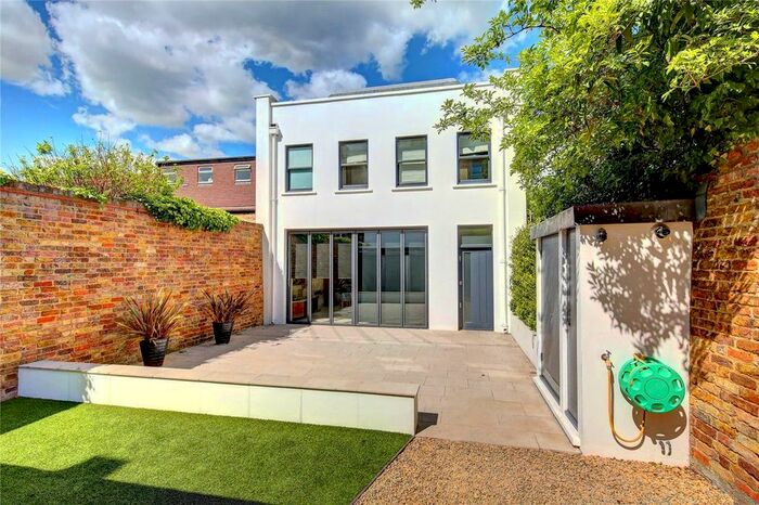 2 Bedroom Property To Rent In Kingston Road, London, SW19