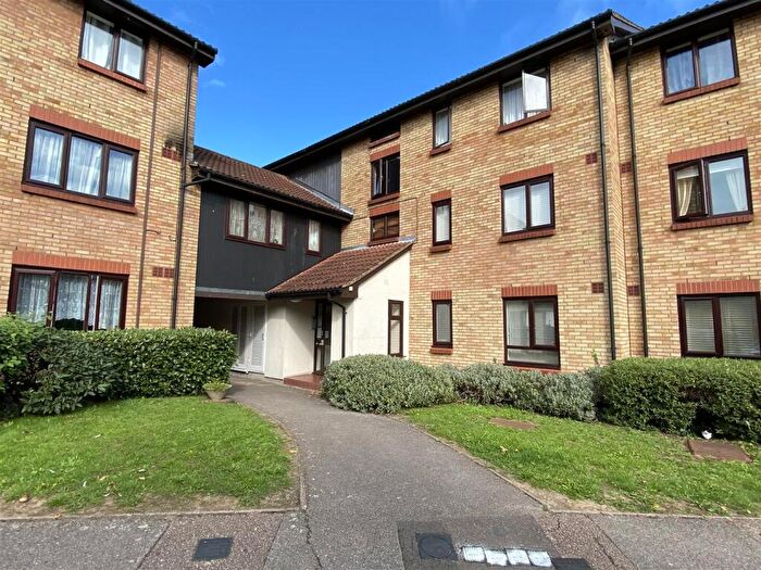 1 Bedroom Apartment To Rent In King Arthur Court, Cheshunt, EN8
