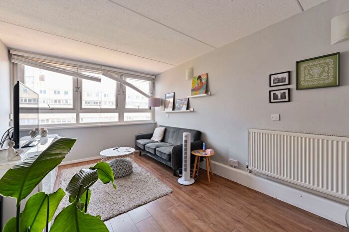 1 Bedroom Flat For Sale In Connor Court, Battersea Park, London, SW11