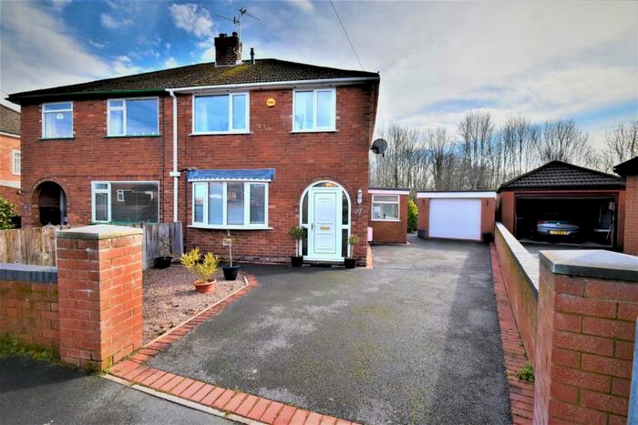 3 Bedroom Semi-Detached House For Sale In Worsley Avenue, Johnstown, Wrexham, LL14