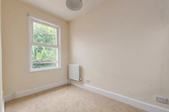 2 Bedroom Flat To Rent In Herne Hill Road, Herne Hill, London, SE24