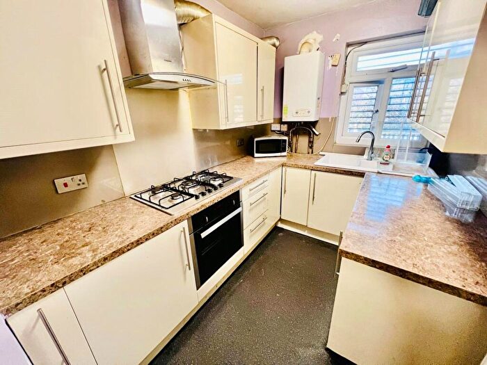 3 Bedroom Flat To Rent In Harrogate Road, Bradford, West Yorkshire, BD2