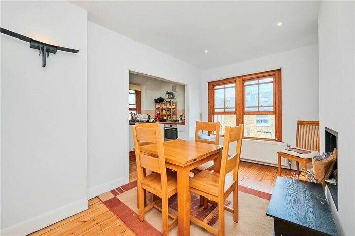 3 Bedroom Flat To Rent In Cato Road, London, SW4