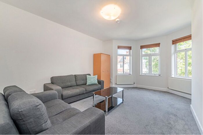 3 Bedroom Flat To Rent In Somali Road, West Hampsetad, NW2