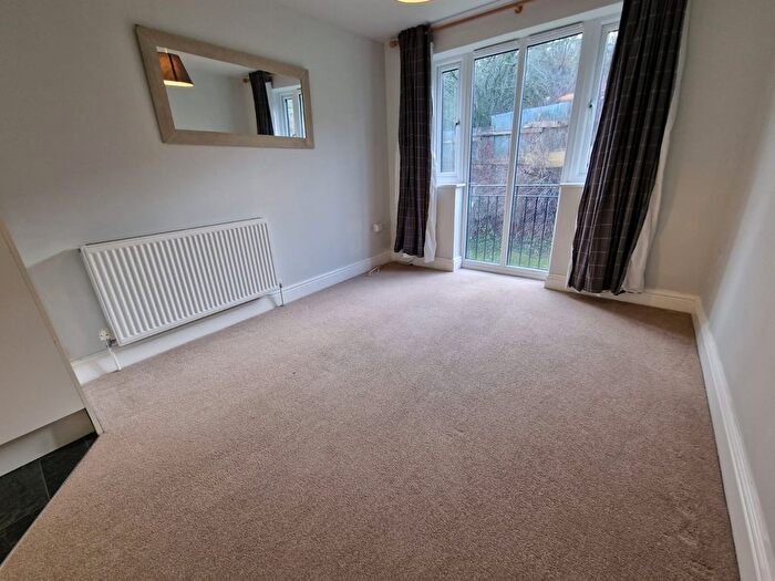 1 Bedroom Flat To Rent In Earls Court, Mulberry Close, Luton, Bedfordshire, LU1