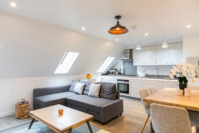 2 Bedroom Flat To Rent In Rathbone Place, London, W1T