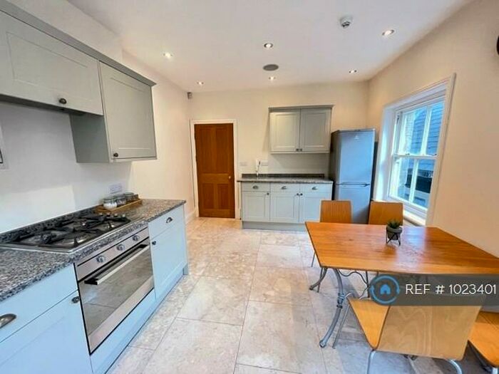 3 Bedroom Maisonette To Rent In Cheltenham Crescent, Harrogate, HG1