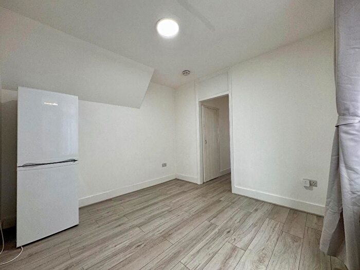 2 Bedroom Flat To Rent In Ernald Avenue, East Ham, London, E6