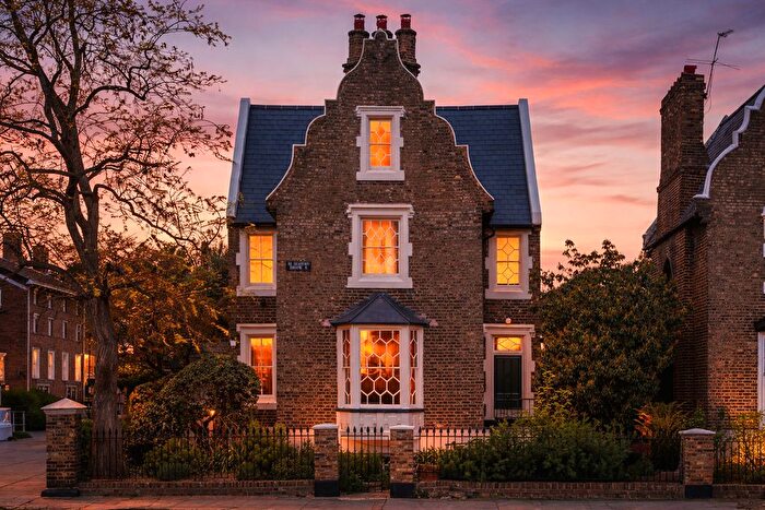 4 Bedroom Semi Detached House For Sale In De Beauvoir Square, London, N1