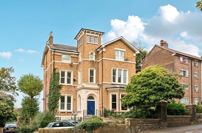 2 Bedroom Flat For Sale In Lewisham Hill, London, SE13