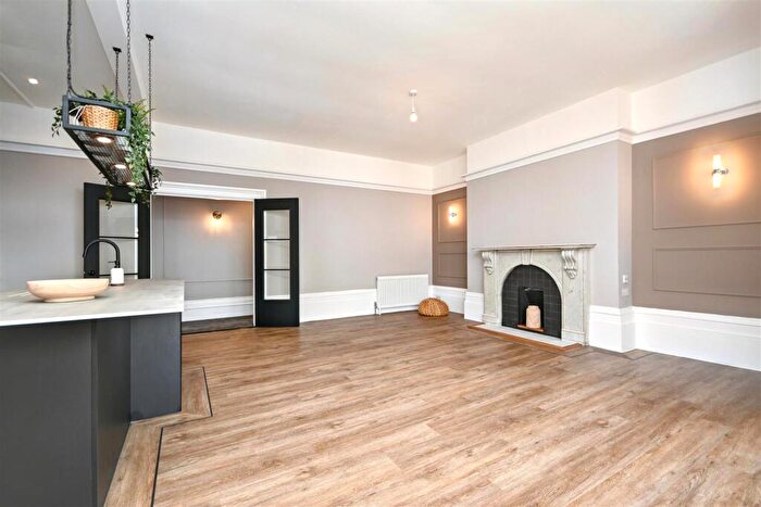 2 Bedroom Flat For Sale In Spencer Road, Eastbourne, BN21