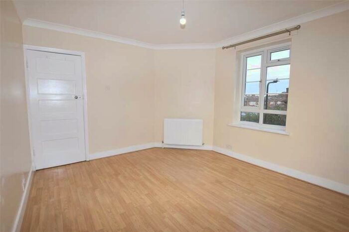 2 Bedroom Flat To Rent In Beverley Drive, Edgware, Middlesex, HA8