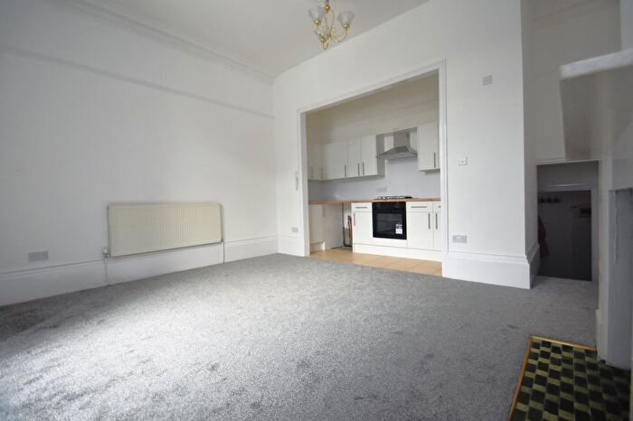 2 Bedroom Flat To Rent In South Parade, Southsea, Hampshire, PO5