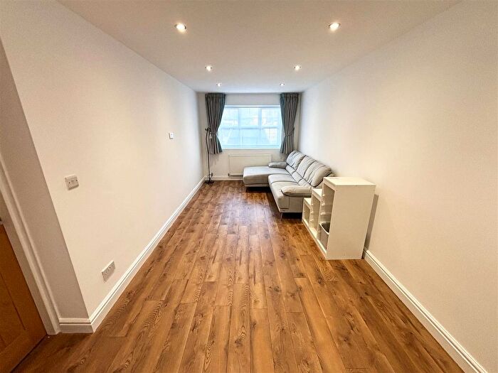 5 Bedroom Semi-detached House To Rent In Marsland Road, Sale, M33