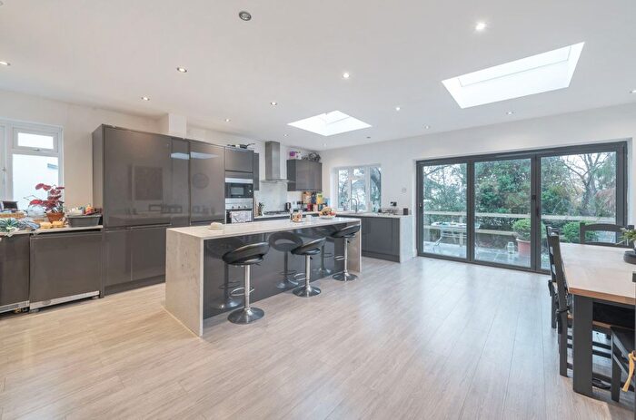 5 Bedroom Property To Rent In Crescent Way, London, SW16