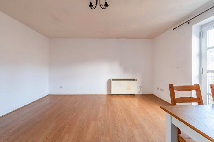 2 Bedroom Flat To Rent In Langbourne Place, Canary Wharf, London, E14