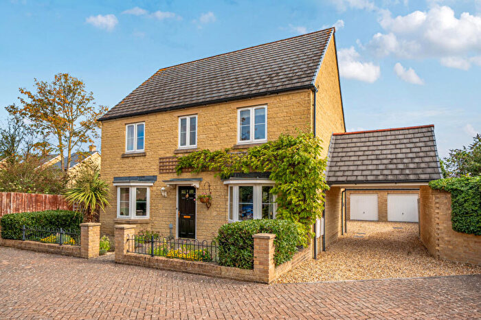 4 Bedroom Detached House For Sale In Baldwin Mews, Carterton, OX18