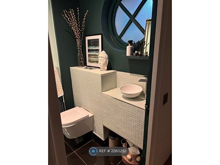 1 Bedroom Flat To Rent In Wapping High St, London, E1W