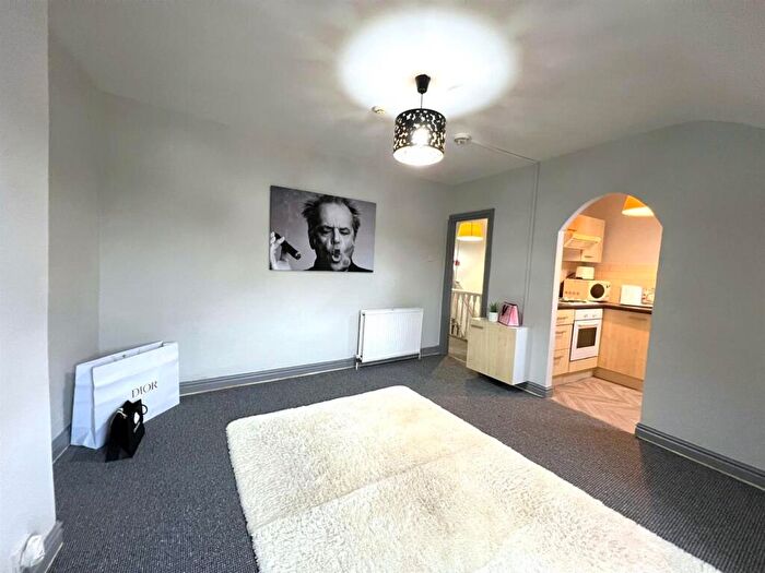 1 Bedroom Apartment To Rent In Hollyshaw Lane, Whitkirk, LS15