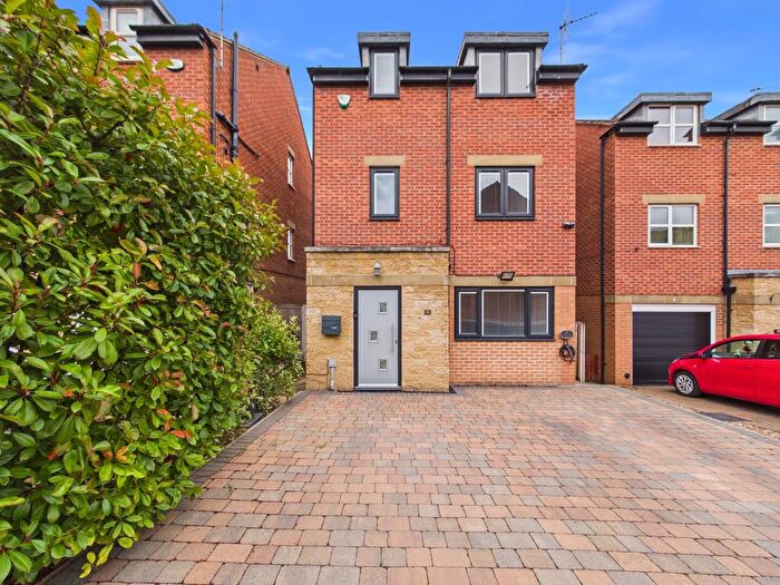 4 Bedroom Detached House For Sale In Hillcrest Meadows, Castleford, WF10