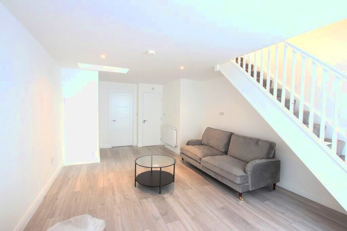 2 Bedroom Maisonette To Rent In Camberwell Road, London, SE5