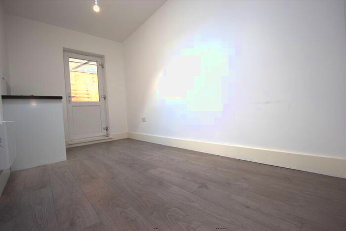Property To Rent In Queens Parade, Green Lanes, London, N8