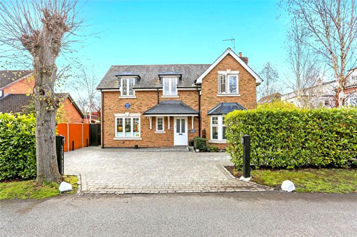 4 Bedroom Detached House For Sale In Midway, Walton-On-Thames, KT12