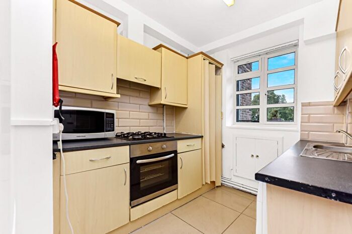 3 Bedroom Flat To Rent In Solent House, Ben Jonson Road, Stepney, E1