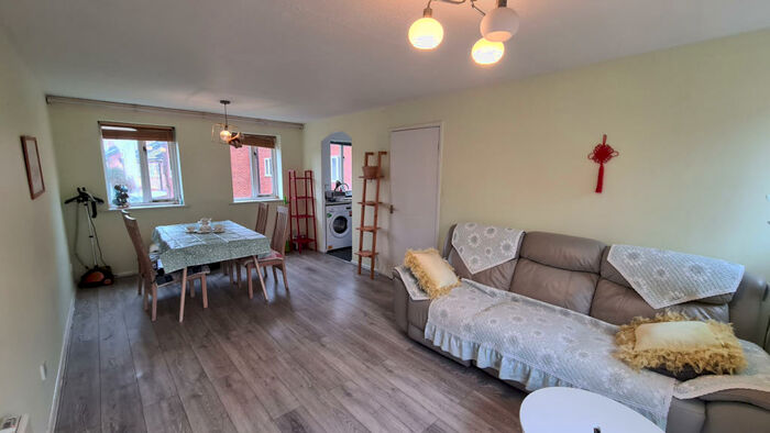 3 Bedroom Flat To Rent In Stretford Road, Hulme, M15