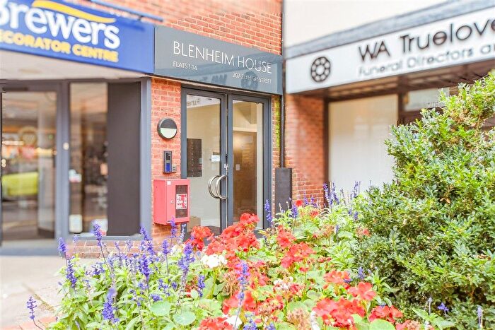 2 Bedroom Flat For Sale In High Street, Dorking, Surrey, RH4