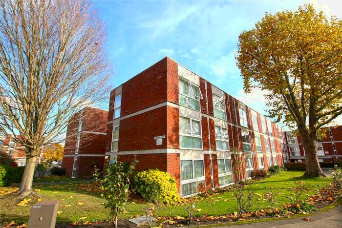2 Bedroom Flat To Rent In West Byfleet, KT14