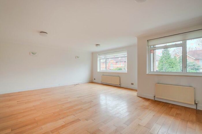 3 Bedroom Flat To Rent In Sheldon Avenue, Highgate, N6