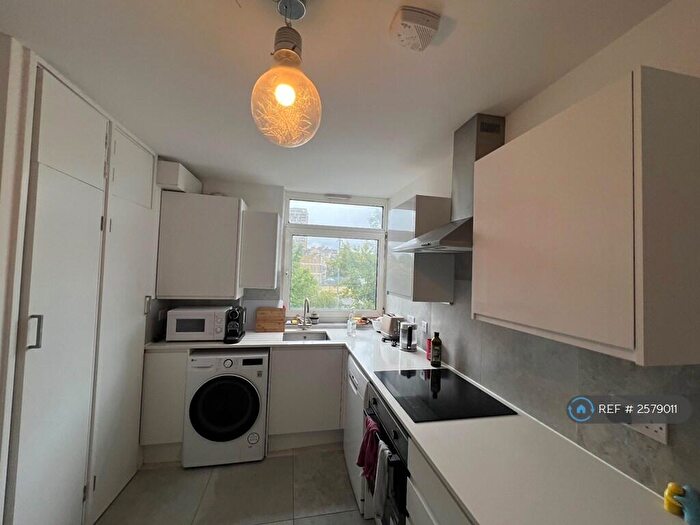 3 Bedroom Flat To Rent In Tomlinson Close, London, E2