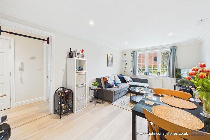 1 Bedroom Flat For Sale In Meadow View, Chertsey, KT16