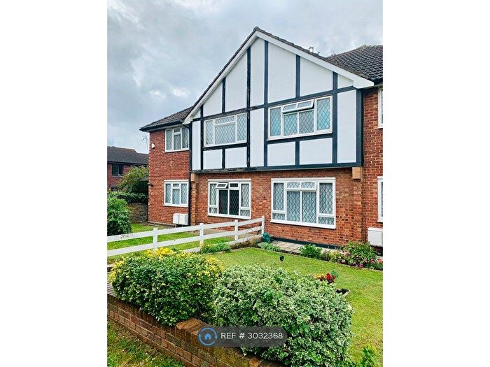 2 Bedroom Flat To Rent In Dorchester Gardens, London, E4