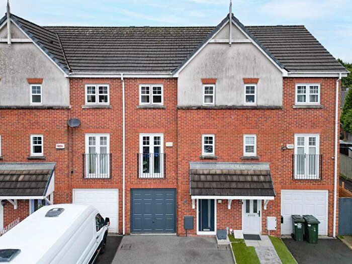 4 Bedroom Terraced House For Sale In Turnpike Close, Rochdale, OL12