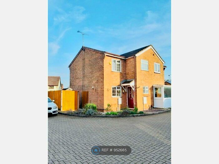 3 Bedroom Semi-Detached House To Rent In Laxton Close, Luton LU2