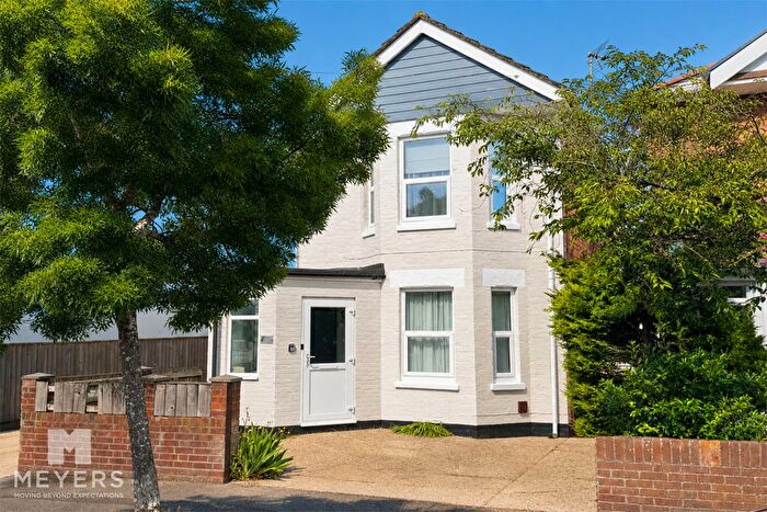 3 Bedroom Detached House For Sale In Inverleigh Road, Bournemouth, BH6
