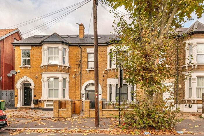 2 Bedroom Flat To Rent In Earlham Grove, Forest Gate, London, E7