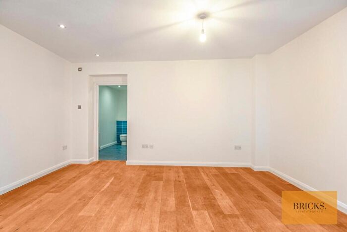 1 Bedroom Flat To Rent In Cliff Road, Camden, London, NW1