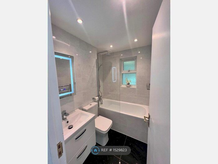 2 Bedroom Flat To Rent In Addiscombe Grove, Croydon, CR0