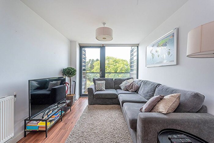 2 Bedroom Flat To Rent In Bloemfontein Road, White City, London, W12