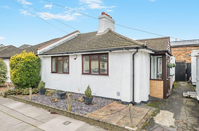 2 Bedroom Bungalow For Sale In Cottage Avenue, Bromley, Kent, BR2
